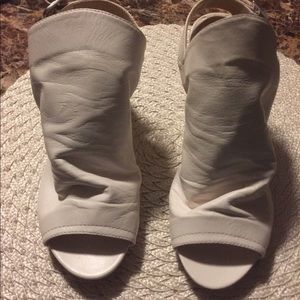 Like new - Mariam sandals
